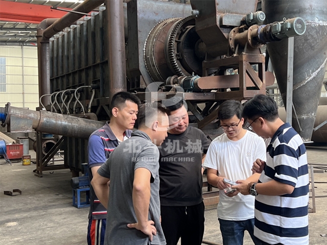 臺灣客戶參觀北斗機(jī)械垃圾炭化機(jī)制造現(xiàn)場